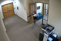 米テネシー州ナッシュビルの小学校コブナント・スクールに侵入したオードリー・ヘイル容疑者。同市警察が公開した映像より（2023年3月27日撮影）。(c)AFP PHOTO /  Metropolitan Nashville Police Department 