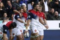 ラグビーシックスネーションズ第1節、フランス対イタリア。トライを決め、チームメートと喜び合うフランスのダミアン・シュリー（右から2人目、2016年2月6日撮影）。(c)AFP/FRANCK FIFE