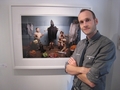 カナダ・オタワ（Ottawa）で開かれた展示「遊戯室にて（In the Playroom）」で、旧アブグレイブ刑務所（Abu Ghraib）での「拷問」を子どもたちが再現した写真の前に立つ写真家のジョナサン・ホビン（Jonathan Hobin）氏（2010年10月9日撮影）。(c)AFP/Michel Comte