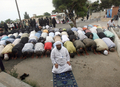 レバノンの首都ベイルート（Beirut）東部のRumyeh刑務所前で、武装組織「ファタハ・イスラム（Fatah al-Islam）」に関連があるとして当局に拘束された約300人の釈放を求めて祈る拘束された人々の家族（2008年8月15日撮影）。(c)AFP