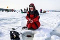 米ミネソタ州ブレーナードにあるガル湖で行われた氷上釣り大会の参加者（2022年1月29日撮影）。(c)Kerem Yucel / AFP