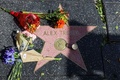 米カリフォルニア州ハリウッドで、花が手向けられたアレックス・トレベクさんの「ハリウッド・ウォーク・オブ・フェーム」の星形プレート（2020年11月8日撮影）。(c)Rich Fury/Getty Images/AFP