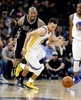 15-16NBA、サンアントニオ・スパーズ対ゴールデンステイト・ウォリアーズ。サンアントニオ・スパーズのデビッド・ウエストからボールをスティールするゴールデンステイト・ウォリアーズのステフェン・カリー（2016年4月10日撮影）。(c)AFP/Getty Images/Ronald Cortes