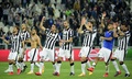 サッカー欧州チャンピオンズリーグ2014-15準々決勝第1戦、ユベントス対ASモナコ。試合に勝利し、観衆の声援に応えるユベントスの選手（2015年4月14日撮影）。(c)AFP/OLIVIER MORIN