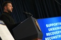 ジョー・バイデン米大統領主催のウクライナ復興支援に関する首脳級会合で演説するウォロディミル・ゼレンスキー大統領。ニューヨークで（2024年9月25日撮影）。(c)ANDREW CABALLERO-REYNOLDS / AFP
