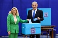 エルサレムの投票所で票を投じるベンヤミン・ネタニヤフ元首相と妻のサラ氏（2022年11月1日撮影）。(c)RONALDO SCHEMIDT / AFP