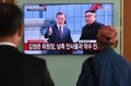 北朝鮮の平壌に到着した韓国の文在寅大統領と、出迎えた北朝鮮の金正恩朝鮮労働党委員長を映したテレビ画面（2018年9月18日撮影）。(c)Jung Yeon-je / AFP