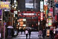 緊急事態宣言によって人けが少なくなった東京・新宿の歌舞伎町（2020年4月11日撮影）。(c)Charly TRIBALLEAU / AFP