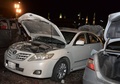 サウジアラビア・メディナの預言者モスク付近で起きた自爆攻撃で損傷した車（2016年7月4日撮影）。(c)AFP