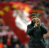 写真は、手を叩いてサポーターに感謝を表すバルセロナのフランク・ライカールト（%%Frank Rijkaard%%）監督。(c)AFP/LLUIS GENE