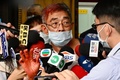台湾・台北の警察署前で、報道陣と話す「銅鑼湾書店」の林栄基店長（2020年4月21日撮影）。(c)Sam Yeh / AFP
