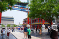 北京市の前門大街で記念撮影する外国人観光客（2024年7月10日撮影）。(c)Xinhua News