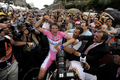第92回ジロ・デ・イタリア（%%2009 Giro d&apos;Italia%%）第21ステージ（ローマ市街、14.4キロメートル個人タイムトライアル）。ラボバンク（%%Rabobank%%）のデニス・メンショフ（%%Denis Menchov%%、ロシア）が、首位と24秒差の19分06秒でステージを10位で終え、合計タイムを86時間03分11秒として総合優勝を果たした。写真は総合優勝に歓喜するデニス・メンショフ。（2009年5月31日撮影）(c)AFP/FILIPPO MONTEFORTE