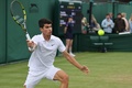 テニス、ウィンブルドン選手権、男子シングルス1回戦。リターンを打つカルロス・アルカラス（2021年6月30日撮影）。(c)Adrian DENNIS / AFP