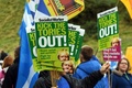 英スコットランドのエディンバラで行われた独立支持派のデモ行進で、与党の保守党を批判するプラカードを掲げた参加者ら（2019年10月5日撮影）。(c)Andy Buchanan / AFP