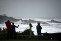 仏南西部ビアリッツで、暴風雨「アメリ」に伴う高波が打ち寄せる海岸を眺める人々（2019年11月3日撮影）。(c)GAIZKA IROZ / AFP