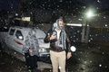 イラク首都バグダッドで、雪の中写真を撮る男性（2020年2月11日撮影）。(c)SABAH ARAR / AFP