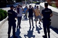 スペイン・マドリードで政府の新型コロナウイルス対策に抗議するデモが開かれ、警察官らにマスク着用を促される参加者ら（2020年8月16日撮影）。(c)JAVIER SORIANO / AFP
