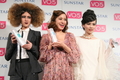 都内で開催されたヘアスタイリングブランド「サンスター VO5」の新作「スーパーキープヘアスプレイ」発表会に登場したモデル。（左から）大胆に逆毛を立てた「ブリジットスタイル」と、大きなカールが可愛い「クイッフスタイル」、60年代からインスパイアされた「ビーハイヴスタイル」（2011年3月8日撮影）。(c)MODE PRESS