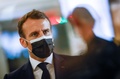 フランス・トゥールーズにある国立宇宙研究センター（CNES）で、同国初の宇宙軍事演習を視察するエマニュエル・マクロン大統領（2021年3月12日撮影）。(c)STEPHANE MAHE / POOL / AFP