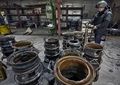 車の中古部品からストーブを改造しているリトアニアの金属加工会社カルビスの従業員（2022年12月8日撮影）。(c)PETRAS MALUKAS / AFP
