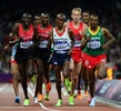 ロンドン五輪、陸上男子10000メートル決勝。レースに臨む英国のモハメド・ファラー（Mohammed Farah、中央、2012年8月4日撮影）。(c)AFP/OLIVIER MORIN