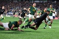 ラグビー南半球4か国対抗戦、ザ・ラグビーチャンピオンシップ第2節、ニュージーランド対南アフリカ。トライを決めるニュージーランドのリッチー・モウンガ（右、2023年7月15日撮影）。(c)MICHAEL BRADLEY / AFP
