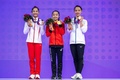 第19回アジア競技大会、体操女子種目別平均台。表彰式に臨む金メダルの岡村真（中央、2023年9月29日撮影）。(c)Philip FONG / AFP