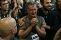 スペインのカタルーニャ自治州バルセロナで、住民投票の締め切りに当たり感極まって涙を流す様子の独立支持団体「カタルーニャ国民会議（ANC）」のメンバー（2017年10月1日撮影）。(c)AFP/PAU BARRENA
