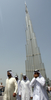 アラブ首長国連邦（UAE）のドバイ（Dubai）で11日、完成時には高さ900メートルで世界一高い建造物となる「ブルジュ・ドバイ（Burj Dubai）」を、同国副大統領兼首相兼国防相でドバイ首長のムハンマド・ビン・ラシド・マクトム（Mohammad bin Rashed al-Maktoum）氏が視察した。写真は、視察に訪れたムハンマド・ドバイ首長（左、2009年4月11日撮影）。(c)AFP/KARIM SAHIB