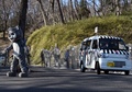 東京・日野市の多摩動物公園で行われた捕獲訓練に登場したユキヒョウ役の職員（2015年2月10日撮影）。(c)AFP/TOSHIFUMI KITAMURA