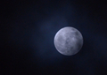 地球と月の距離が年間で最も短くなるタイミングに満月を迎える「スーパームーン（Supermoon）」現象が5日、世界各地で観測された。

楕円（だえん）形の軌道を持つ月には、地球に最も近づく近地点と、地球から最も遠ざかる遠地点がある。スーパームーンは、月がほぼ近地点にあるときに観測される満月のため、地球からは普段よりも14％大きく、30％明るく見える。

写真は、米メリーランド（Maryland）州で観測されたスーパームーン（2012年5月5日撮影）。(c)AFP/Mandel NGAN