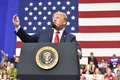 米ペンシルベニア州ムーンタウンシップで行われた「Make America Great Again（米国を再び偉大に）」集会で演説するドナルド・トランプ米大統領（2018年3月10日撮影）。(c)AFP PHOTO / Nicholas Kamm