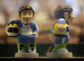 　スペイン・カタルーニャ（Catalonia）地方で、今年もクリスマス恒例の排便人形「カガネル（Caganer、「排便」の意）がお目見えした。カタルーニャでは、クリスマスシーズンになると有名人が排泄する姿を模した陶器の人形を自宅内に隠し、招待客に探させるのが恒例行事となっている。18世紀から続く風習で、カガネルは翌年の豊穣（ほうじょう）、希望、繁栄の象徴とされている。

　写真は、バルセロナ（Barcelona）のクリスマス市に登場した、二輪ロードレースMotoGPのイタリア人ライダー、バレンティーノ・ロッシ（Valentino Ross）選手のカガネル（2009年12月21日撮影）。(c)AFP/LLUIS GENE
