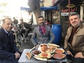 ヒシャム・ハシェミ氏（左）。イラクの首都バグダッドのカフェで。アマール・カリム記者提供（撮影日不明）。(c)Ammar Karim