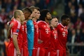 サッカー欧州チャンピオンズリーグ2013-14（UEFA Champions League 2013-14）準決勝第2戦、バイエルン・ミュンヘン（Bayern Munich）対レアル・マドリード（Real Madrid）。逝去したティト・ビラノバ（Tito Vilanova）氏に黙とうをささげるバイエルン・ミュンヘンの選手（2014年4月29日撮影）。(c)AFP/JOHN MACDOUGALL