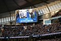 英イングランド北西部マンチェスターの競技場で、サッカー・プレミアリーグの試合前にスクリーンに映し出された、英バンド「ビオラ・ビーチ」のメンバーとマネジャーの写真（2016年2月14日撮影）。(c)AFP/OLI SCARFF