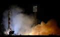 カザフスタンのバイコヌール（Baikonur）宇宙基地から打ち上げられる宇宙船ソユーズ「TMA-10M」（2013年9月26日撮影）。(c)AFP/VASILY MAXIMOV