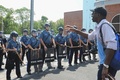 米ミズーリ（Missouri）州セントルイス（St. Louis）郡ファーガソン（Ferguson）で、マイケル・ブラウン（Michael Brown）さん（18）が警官に射殺された事件への抗議デモで、警官隊と対峙する男性（2014年8月11日撮影）。(c)AFP/Getty Images/Michael B. Thomas