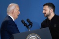 米首都ワシントンで開催された北大西洋条約機構（NATO）首脳会議関連の会合で、ジョー・バイデン米大統領が、ウクライナのウォロディミル・ゼレンスキー大統領をロシアのウラジーミル・プーチン大統領と誤って紹介した後の両者（2024年7月11日撮影）。(c)Brendan Smialowski / AFP