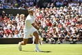  テニス、ウィンブルドン選手権、男子シングルス1回戦。リターンを打つロジャー・フェデラー（2018年7月2日撮影）。(c)AFP PHOTO / Glyn KIRK