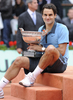 全仏オープンテニス2009男子シングルス決勝。優勝を果たし、トロフィーを持ってポーズをとるロジャー・フェデラー。（2009年6月7日撮影）(c)AFP/BERTRAND GUAY