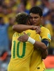 サッカーW杯ブラジル大会（2014 World Cup）決勝トーナメント1回戦、ブラジル対チリ。PK戦を制して感極まるネイマール（Neymar da Silva Santos Junior、左）を抱き寄せるブラジルのチアゴ・シウバ（Thiago Silva、2014年6月28日撮影）。(c)AFP/VANDERLEI ALMEIDA