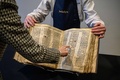 米ニューヨークの競売大手サザビーズに展示された、最古のヘブライ語聖書とされる「サスーン写本」（2023年2月15日撮影）。(c)Ed JONES / AFP