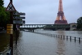 仏パリで、氾濫したセーヌ川とエッフェル塔（2016年6月1日撮影）。(c)AFP/BERTRAND GUAY