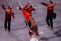 平昌オリンピックスタジアムで行われた平昌冬季五輪開会式で入場行進するトンガのピタ・タウファトファ（2018年2月9日撮影）。(c)AFP/ARIS MESSINIS