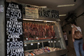 ブラジル・リオデジャネイロの店頭で売られる肉（2021年12月2日撮影、資料写真）。 (c)MAURO PIMENTEL / AFP