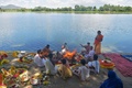 インド南部カルナタカ州のカーベリ河岸で、儀式を執り行うヒンズー教の僧侶（2021年6月2日撮影）。(c)Manjunath Kiran / AFP