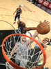 12-13NBAは19日、ウェスタンカンファレンス決勝（7回戦制）の第1戦が行われ、サンアントニオ・スパーズ（San Antonio Spurs）が105-83でメンフィス・グリズリーズ（Memphis Grizzlies）に先勝した。

シュートを狙うサンアントニオ・スパーズのエマニュエル・ジノビリ（Emanuel Ginobili、手前、2013年5月19日撮影）。(c)AFP/Getty Images/NBEA/Andrew D. Bernstein