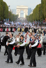 2007年9月23日、パリのシャンゼリゼ（Champs-Elysees）通りで行われたブルターニュ祭（Breizh Touch）のパレードでパフォーマンスをするケルト音楽のダンサーら。(c)AFP/PIERRE VERDY